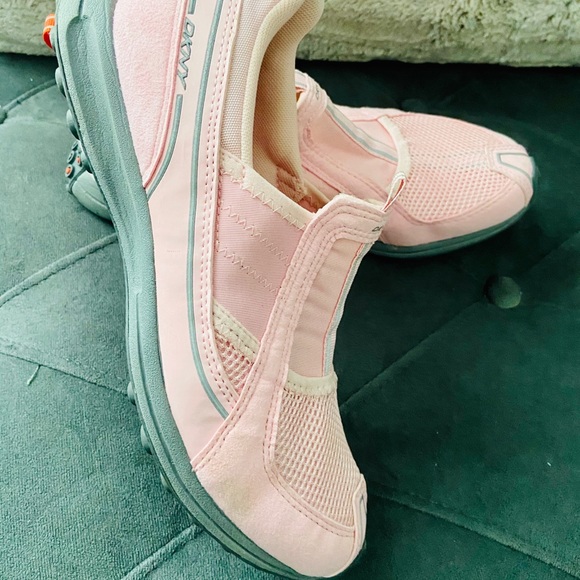 FINAL PRICE MARKDOWN!/DKNY Signature Pink Sneakers/Size 7.5 - Picture 2 of 12